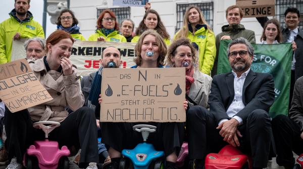 Protest vor dem Bundeskanzleramt mit Bobby-Cars.