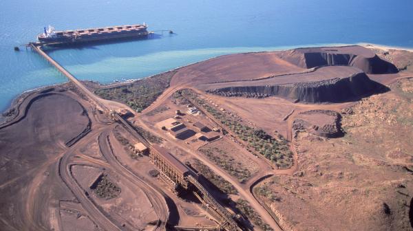 Eisenerz wird auf ein Schiff in Australien geladen