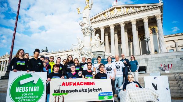 Aktivist:innen vor Parlament