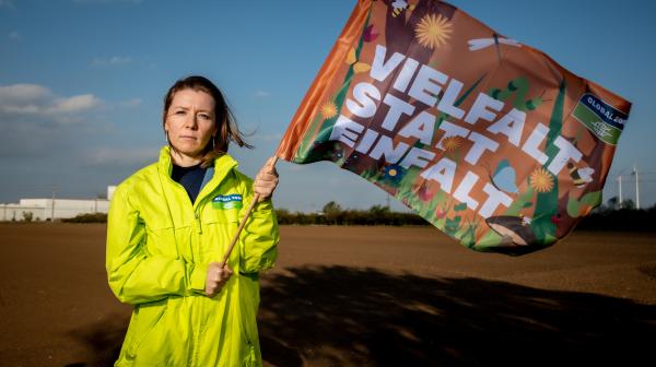 Aktivistin mit Flagge: Vielfalt statt Einfalt