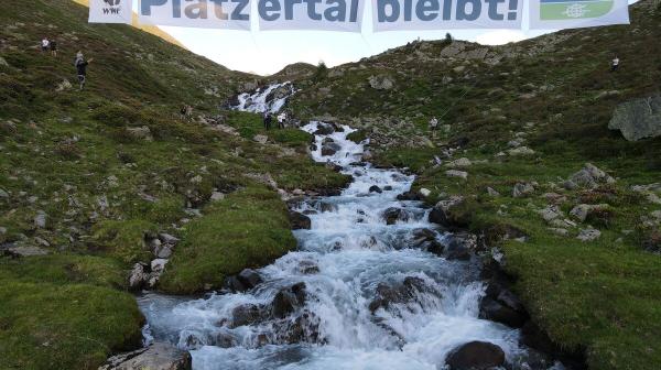 Banner über dem Platzertal mit der Aufschrift 'Platzertal bleibt!'