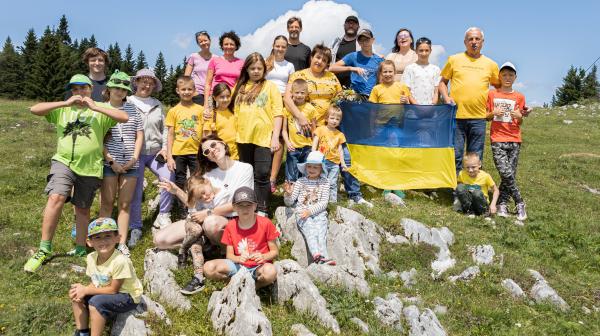 Kinder und Helfer:innen vom Projekt Tschernobyl-Kinder am Schöckl in Graz