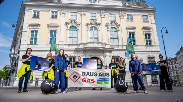 GLOBAL 2000 Aktivist:innen machen Aktion zum Gas-Austieg