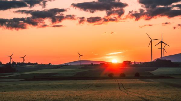 Windräder auf einem weiten Feld