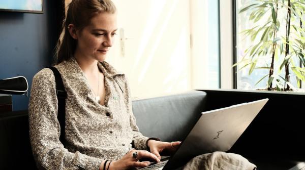 Frau arbeitet an einem Laptop
