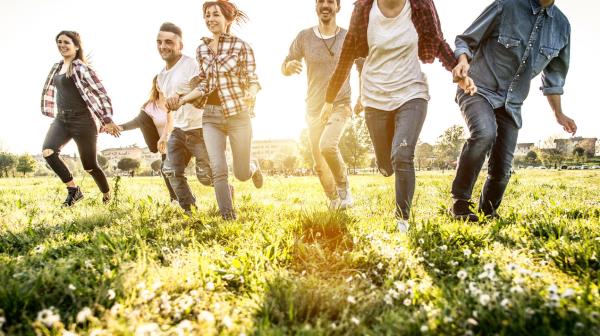 Menschen laufen auf Wiese
