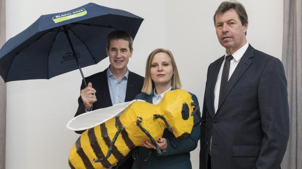 Unterschriftenübergabe "Gift für die Biene. Gift für dich."