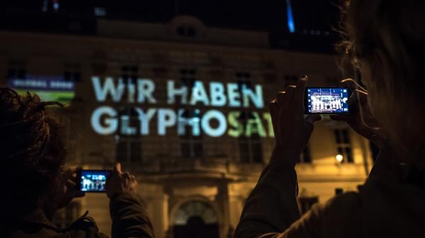 Der Text "Wir haben Glyphosatt" wird auf das Bundesministerium projeziert