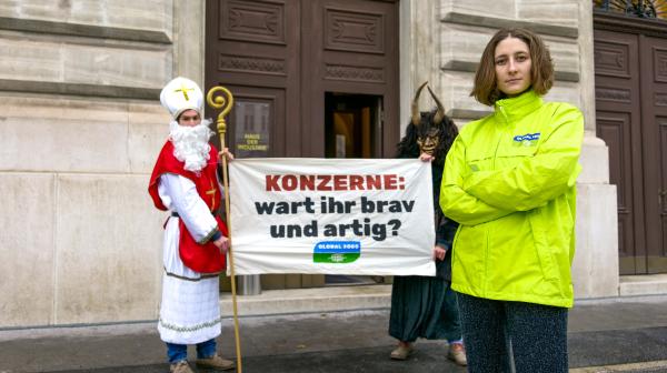 Aktion vor der IV mit Banner "Konzerne wart ihr brav und artig"