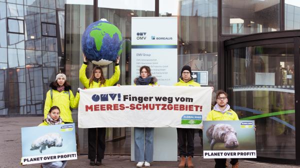 Aktion vor der OMV