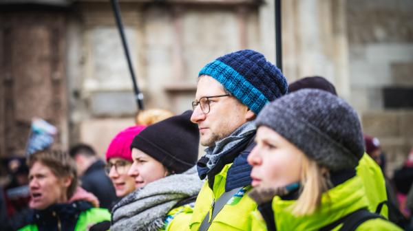 Johannes Wahlmüller mit Aktivist:innen