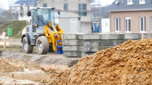 Bagger vor einer Baustelle