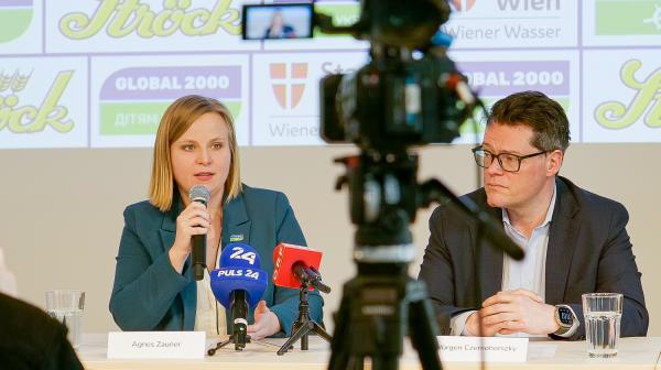 Agnes Zauner (li.) mit Stadtrat Jürgen Czernohorszky am Podium.