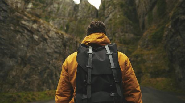 Mann in Wanderoutfit vor Berg.