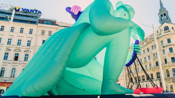 Statute der Justitia mit Messer im Rücken