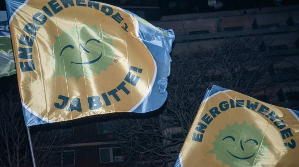 Bild der zwei Fahnen mit der Aufschrift Energiewende Ja Bitte