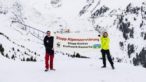 Banner mit der Aufschrift Alpenzerstörung Stoppen