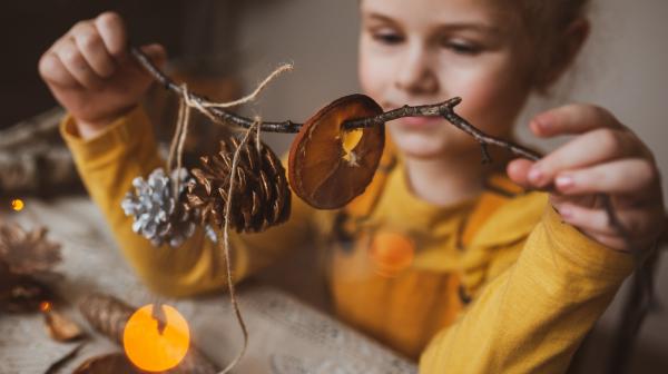 Kind bastelt weihnachtliche Dekoration