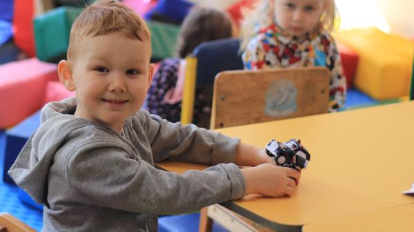 Kinder in einem Spielzimmer