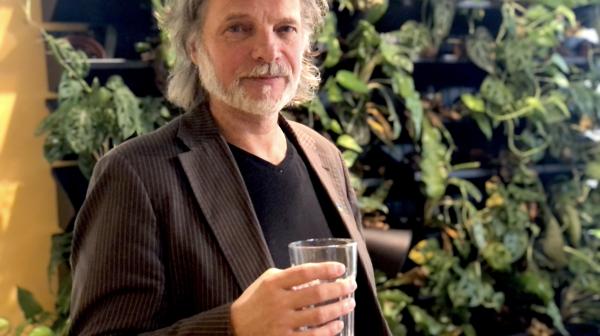 Helmut Burtscher-Schaden mit Wasserglas