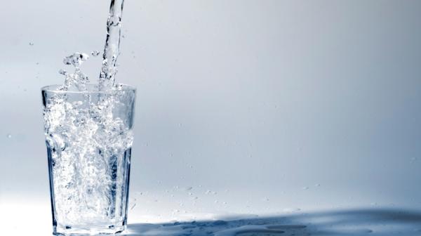 Wasser in einem Wasserglas