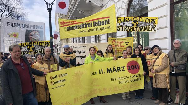 Protestierende vor der japanischen Botschaft