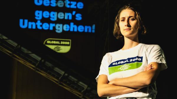 Campaignerin Anna Leitner blickt ernst in die Kamera