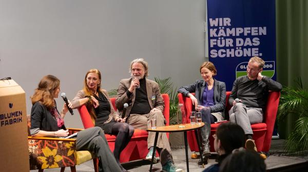 Podiums-Diskussion mit Teilnehmenden