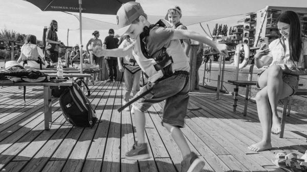 Tanzende Kinder in schwarz-weiß.