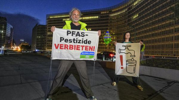 Protestaktion, bei der Menschen Banner hochhalten: "PFAS-Pestizide verbieten!"