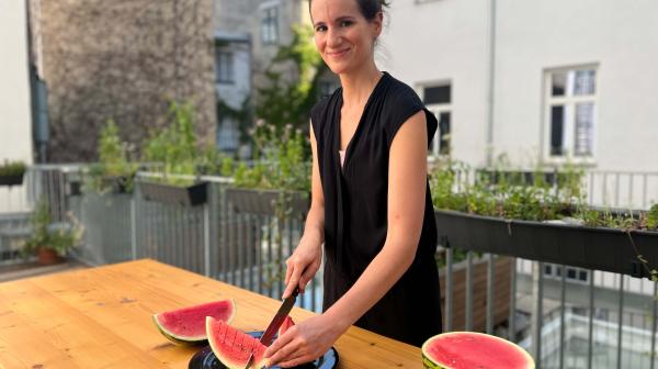 Anna Pollak schneidet Wassermelone auf