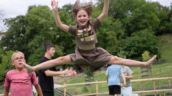 Kind springt in die Luft und lacht