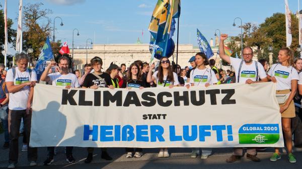 GLOBAL 2000 mit Banner beim Klimastreik