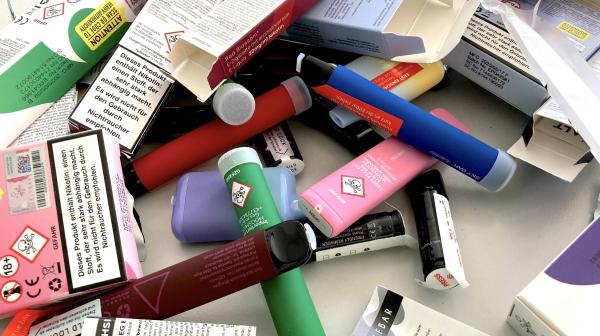 Viele Einweg-Vapes übereinander