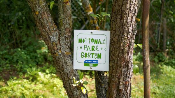 Nationalpark Garten Plakette hängt in einem Baum