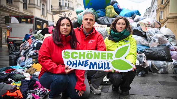 Anna Leitner von GLOBAL 2000 und Vertreter:innen von Volkshilfe und Caritas bei Aktion