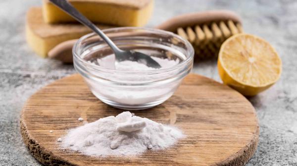 Backpulver, Zitrone zum Putzen hergerichtet auf einem Holzbrett