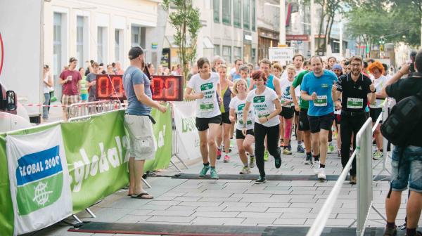 Mehrere Menschen laufen bei einer Laufveranstaltung