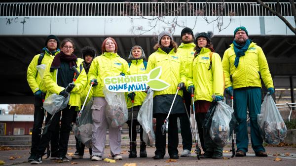 Ressourcensprecherin Anna Leitner inmitten von freiwilligen GLOBAL 2000 Umweltaktivistinnen beim Sammeln von Müll auf der Wiener Donauinsel