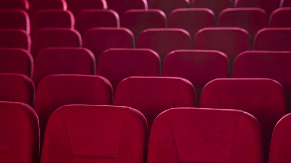 Kinoreihen mit roten Sitzen