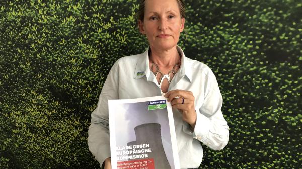 Patricia Lorenz mit dem Gutachten.