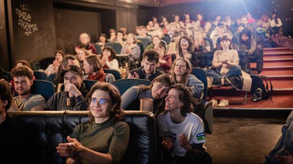 Kinosaal mit Menschen beim Filmfestival "Eyes On Earth" von GLOBAL 2000
