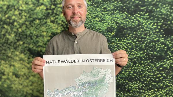 Dominik Linhard mit Naturwaldkarte