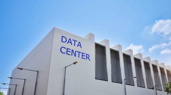 Rechgenzentrum: Gebäude mit Aufschrift Data Center vor blauem Himmel