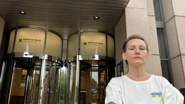Patricia Lorenz steht vor einem der Raiffeisen Tower in Wien.