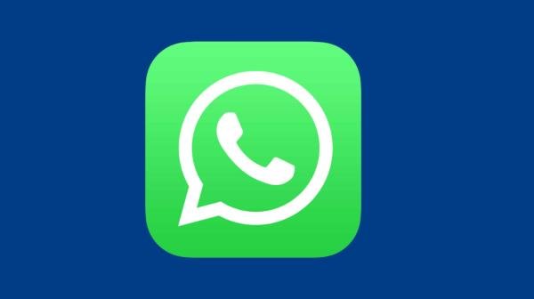 Grünes WhatsApp-Symbol mit Telefonhörer auf blauem Hintergrund