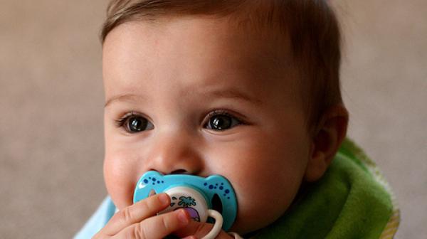 Baby mit Schnuller, Urheber: LaoWai Kevin/flickr.com